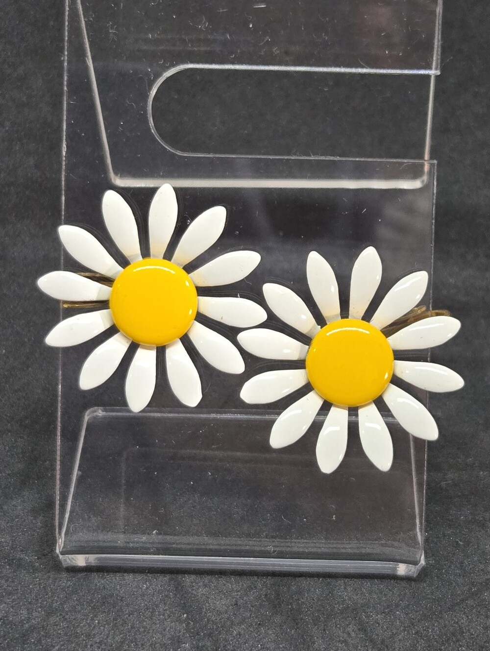 Vtg Enamel on  Metal Daisy Flower Clip On Earrings Huggies
